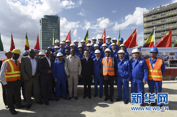 這是李克強(qiáng)同海爾馬里亞姆與施工人員合影留念。新華社記者 李學(xué)仁 攝