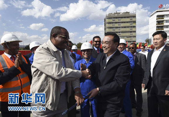 5月5日，中國(guó)國(guó)務(wù)院總理李克強(qiáng)考察亞的斯亞貝巴輕軌項(xiàng)目，埃塞俄比亞總理海爾馬里亞姆陪同。新華社記者 李學(xué)仁 攝