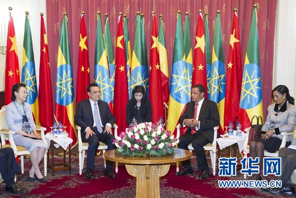 李克強總理夫人程虹、穆拉圖總統(tǒng)夫人梅阿扎參加會見。新華社記者王曄攝