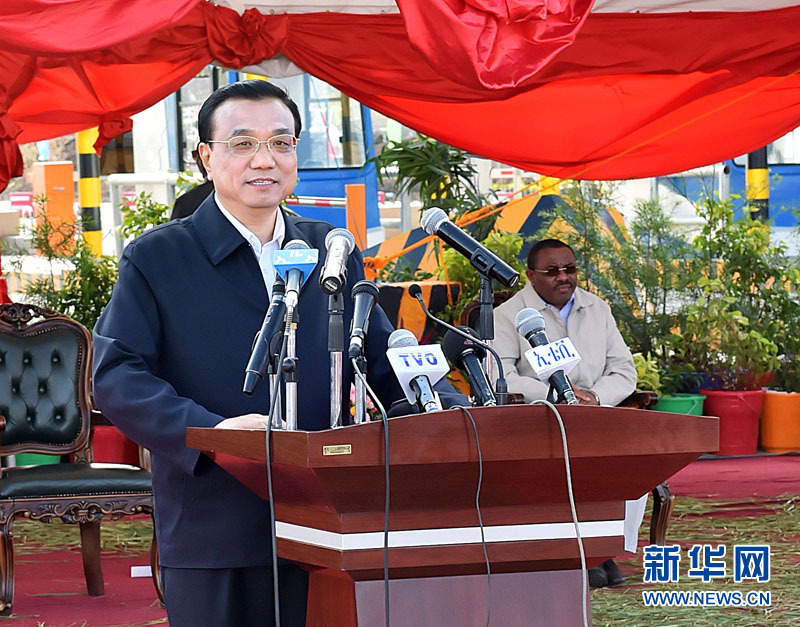 5月5日，國務(wù)院總理李克強(qiáng)與埃塞俄比亞總理海爾馬里亞姆共同出席亞的斯亞貝巴-阿達(dá)瑪高速公路一期竣工揭牌典禮，并為二期工程開工奠基剪彩。這是李克強(qiáng)在典禮上致辭。新華社記者 李濤 攝 