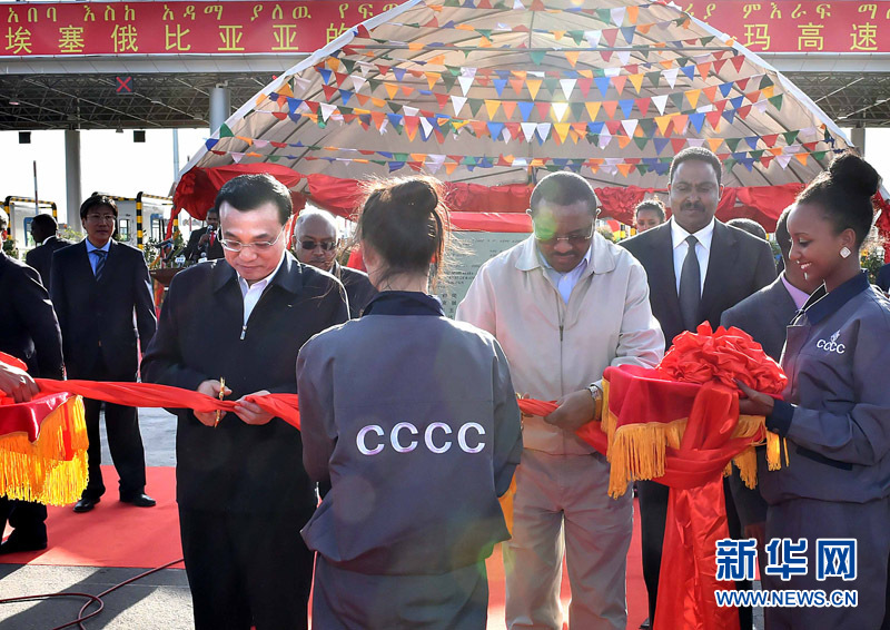5月5日，中國國務(wù)院總理李克強(qiáng)與埃塞俄比亞總理海爾馬里亞姆共同出席亞的斯亞貝巴-阿達(dá)瑪高速公路一期竣工揭牌典禮，并為二期工程開工奠基剪彩。這是李克強(qiáng)與海爾馬里亞姆共同為亞的斯亞貝巴-阿達(dá)瑪高速公路二期工程開工剪彩。新華社記者 李濤 攝 