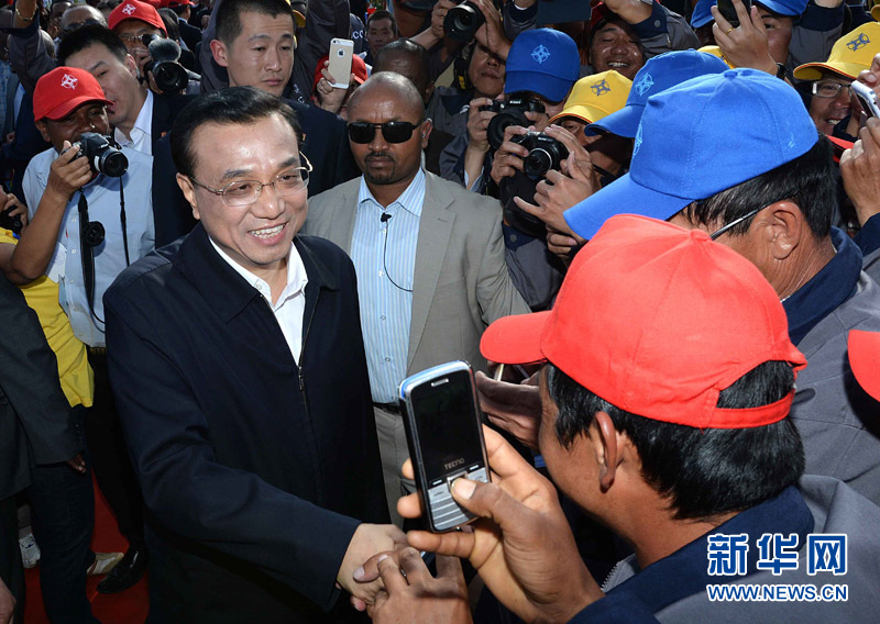 5月5日，中國國務(wù)院總理李克強(qiáng)與埃塞俄比亞總理海爾馬里亞姆共同出席亞的斯亞貝巴-阿達(dá)瑪高速公路一期竣工揭牌典禮，并為二期工程開工奠基剪彩。這是典禮結(jié)束后，李克強(qiáng)同工程施工人員親切交談。新華社記者 李濤 攝 