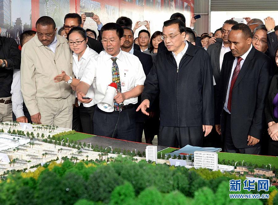  5月5日，中國(guó)國(guó)務(wù)院總理李克強(qiáng)在埃塞俄比亞總理海爾馬里亞姆陪同下參觀東方工業(yè)園。這是李克強(qiáng)與海爾馬里亞姆（左一）一起觀看工業(yè)園沙盤展示。新華社記者 李濤