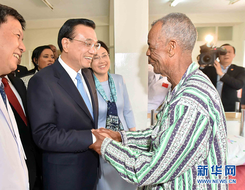 5月6日，中國國務(wù)院總理李克強與埃塞俄比亞總統(tǒng)穆拉圖一同來到亞的斯亞貝巴阿勒塔醫(yī)院，看望受益于中國免費白內(nèi)障手術(shù)&ldquo;光明行&rdquo;活動的埃塞俄比亞患者。新華社記者 李濤 攝 