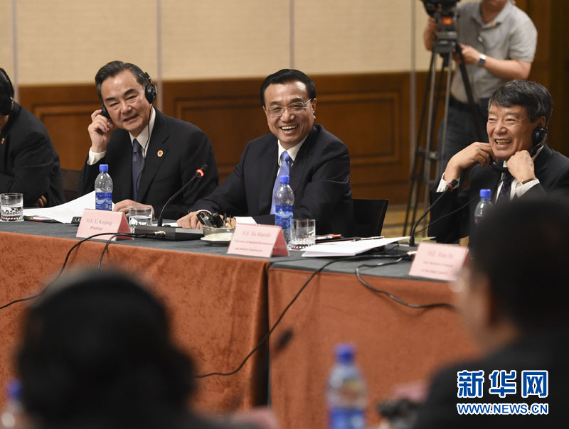  5月6日，國務(wù)院總理李克強(qiáng)在埃塞俄比亞首都亞的斯亞貝巴出席中非經(jīng)貿(mào)人文座談會(huì)。 新華社記者 李學(xué)仁 攝 