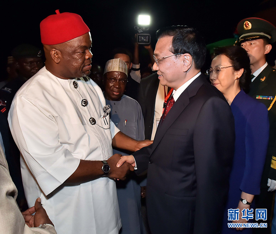     5月6日，應(yīng)尼日利亞總統(tǒng)喬納森邀請，國務(wù)院總理李克強(qiáng)乘專機(jī)抵達(dá)阿布賈國際機(jī)場，開始對尼日利亞進(jìn)行正式訪問。李克強(qiáng)總理夫人程虹同機(jī)抵達(dá)。新華社記者 李濤 攝 