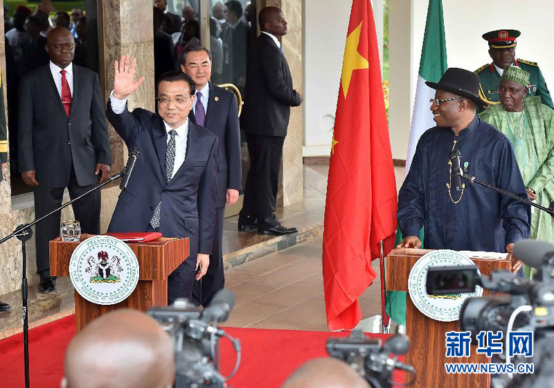 5月7日，中國(guó)國(guó)務(wù)院總理李克強(qiáng)在阿布賈與尼日利亞總統(tǒng)喬納森會(huì)談后共同會(huì)見(jiàn)記者，并回答記者提問(wèn)。 新華社記者李濤攝 