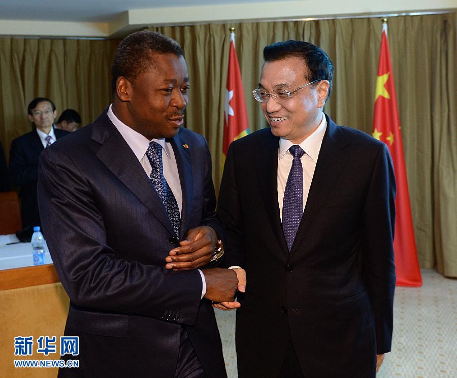 5月7日，正在尼日利亞訪問(wèn)的中國(guó)國(guó)務(wù)院總理李克強(qiáng)在阿布賈會(huì)見(jiàn)出席第24屆世界經(jīng)濟(jì)論壇非洲峰會(huì)全會(huì)的多哥總統(tǒng)福雷。 新華社記者 李濤 攝 
