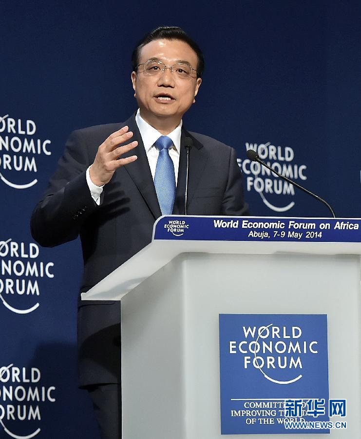 5月8日，國務(wù)院總理李克強在阿布賈出席第24屆世界經(jīng)濟論壇非洲峰會全會，發(fā)表題為《共同推動非洲發(fā)展邁上新臺階》的特別致辭。 新華社記者李濤 攝 
