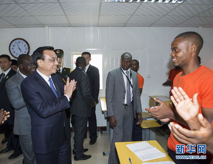 這是李克強(qiáng)在學(xué)校教室內(nèi)同正在上課的學(xué)生互動(dòng)交流。新華社記者王曄攝