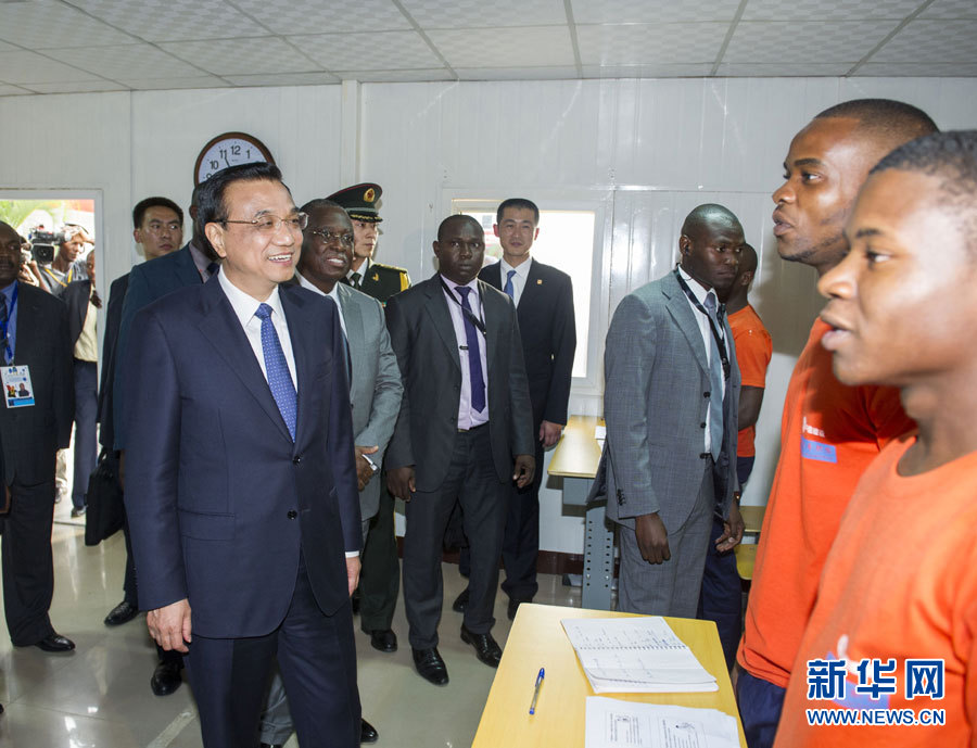 這是李克強(qiáng)在學(xué)校教室內(nèi)同正在上課的學(xué)生互動(dòng)交流。新華社記者王曄攝