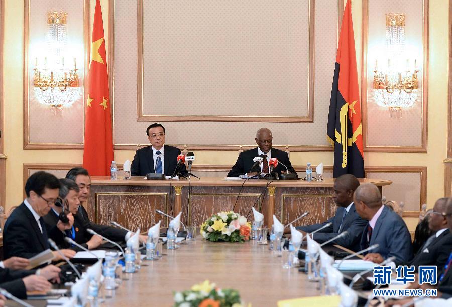 5月9日，中國國務(wù)院總理李克強在安哥拉總統(tǒng)府同安總統(tǒng)多斯桑托斯舉行會談。 新華社記者李濤攝
