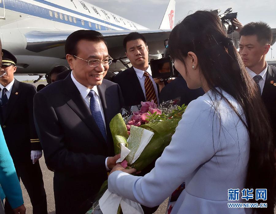 5月8日，應(yīng)安哥拉總統(tǒng)多斯桑托斯邀請(qǐng)，中國(guó)國(guó)務(wù)院總理李克強(qiáng)乘專機(jī)抵達(dá)羅安達(dá)二月四日國(guó)際機(jī)場(chǎng)，開(kāi)始對(duì)安哥拉進(jìn)行正式訪問(wèn)。 新華社記者李濤 攝 