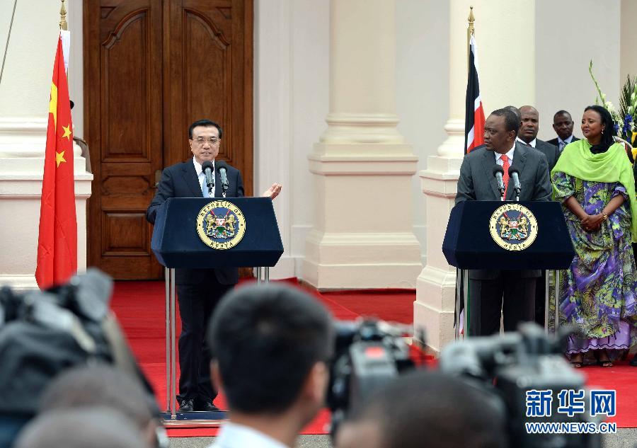 5月10日，中國國務(wù)院總理李克強在肯尼亞國家宮與肯總統(tǒng)肯雅塔舉行會談后共同會見記者。 新華社記者 李濤 攝 