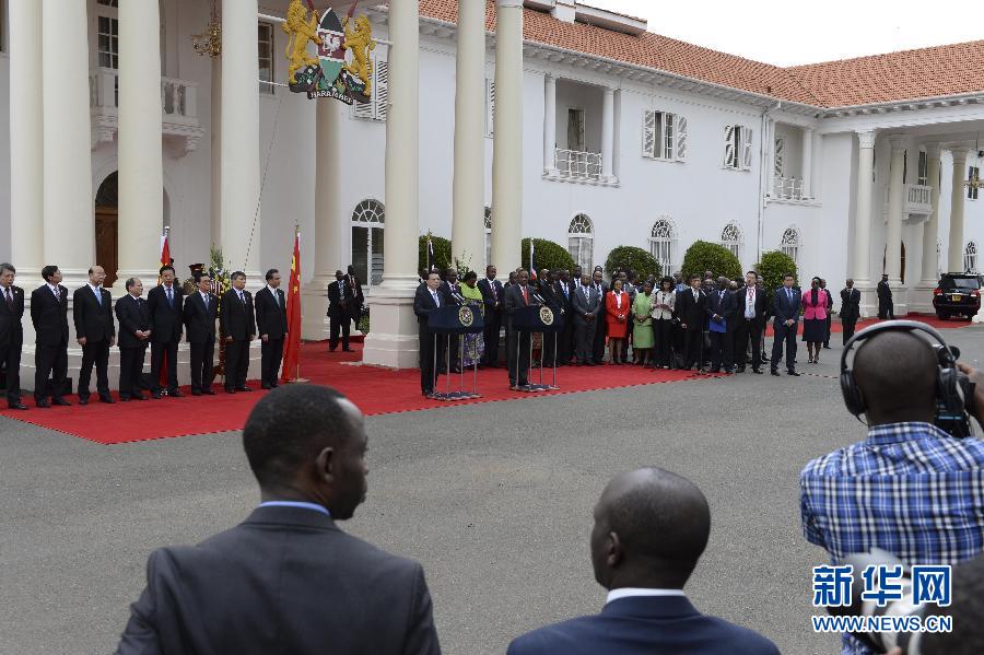  5月10日，中國國務(wù)院總理李克強在肯尼亞國家宮與肯總統(tǒng)肯雅塔舉行會談后共同會見記者。 新華社記者 李學(xué)仁 攝 