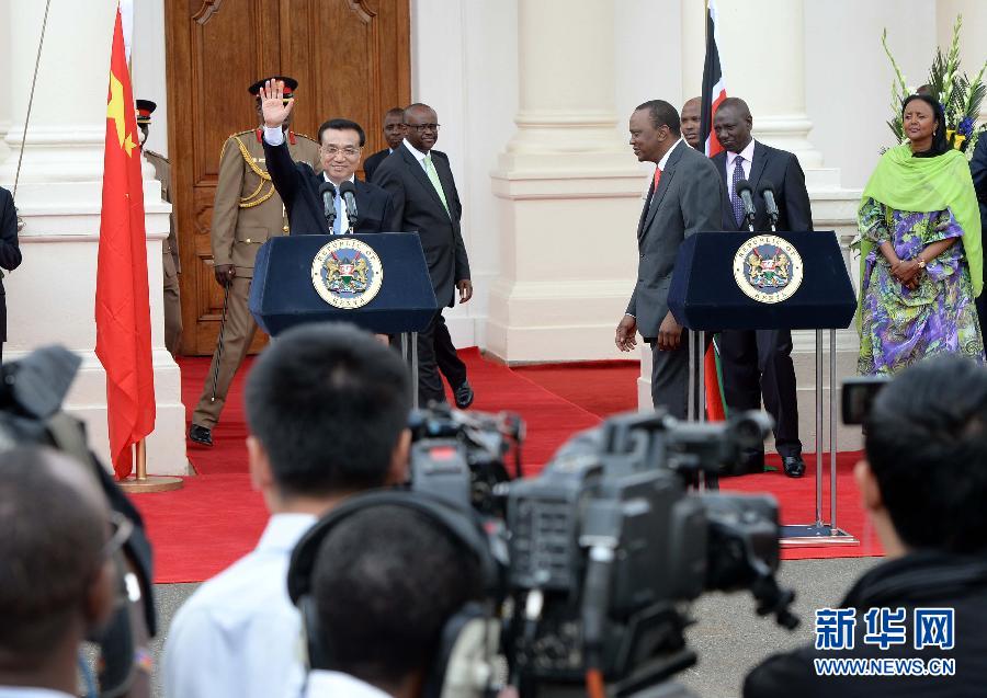 5月10日，中國國務(wù)院總理李克強在肯尼亞國家宮與肯總統(tǒng)肯雅塔舉行會談后共同會見記者。 新華社記者 李濤 攝 