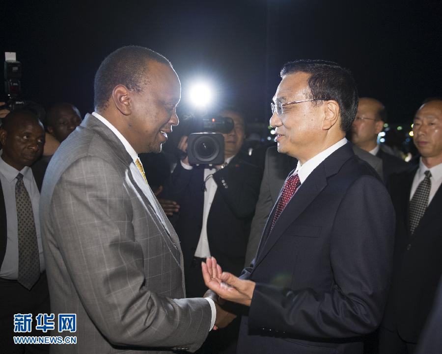 5月9日，應肯尼亞總統(tǒng)肯雅塔邀請，中國國務院總理李克強乘專機抵達內(nèi)羅畢肯雅塔國際機場，開始對肯尼亞進行正式訪問。李克強總理夫人程虹同機抵達。肯尼亞總統(tǒng)肯雅塔和副總統(tǒng)魯托率肯政府高級官員到機場迎接。新華社記者 謝環(huán)馳 攝 