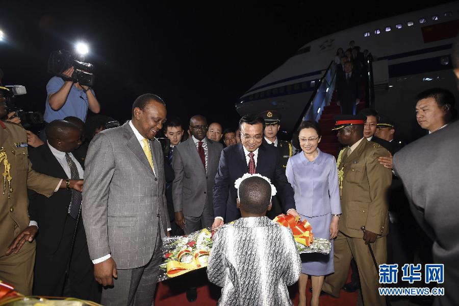 5月9日，應肯尼亞總統(tǒng)肯雅塔邀請，中國國務院總理李克強乘專機抵達內(nèi)羅畢肯雅塔國際機場，開始對肯尼亞進行正式訪問。李克強總理夫人程虹同機抵達?？夏醽喛偨y(tǒng)肯雅塔和副總統(tǒng)魯托率肯政府高級官員到機場迎接。這是肯尼亞兒童向李克強夫婦獻上鮮花。新華社記者李學仁攝 