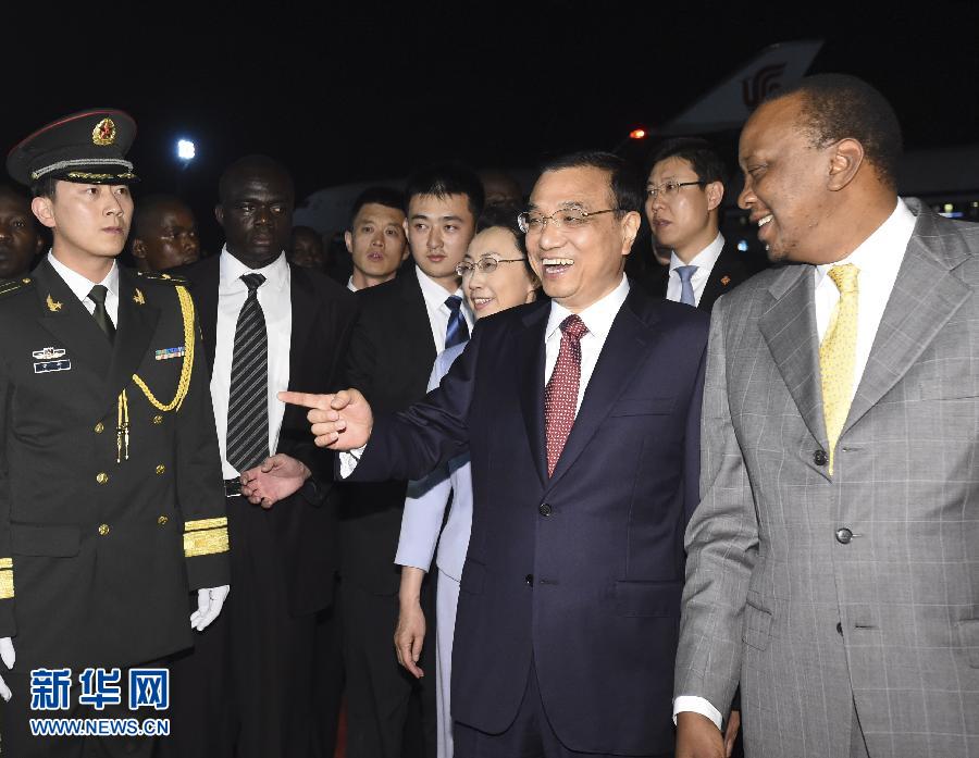 5月9日，應肯尼亞總統(tǒng)肯雅塔邀請，中國國務院總理李克強乘專機抵達內(nèi)羅畢肯雅塔國際機場，開始對肯尼亞進行正式訪問。李克強總理夫人程虹同機抵達?？夏醽喛偨y(tǒng)肯雅塔和副總統(tǒng)魯托率肯政府高級官員到機場迎接。新華社記者 李學仁 攝 