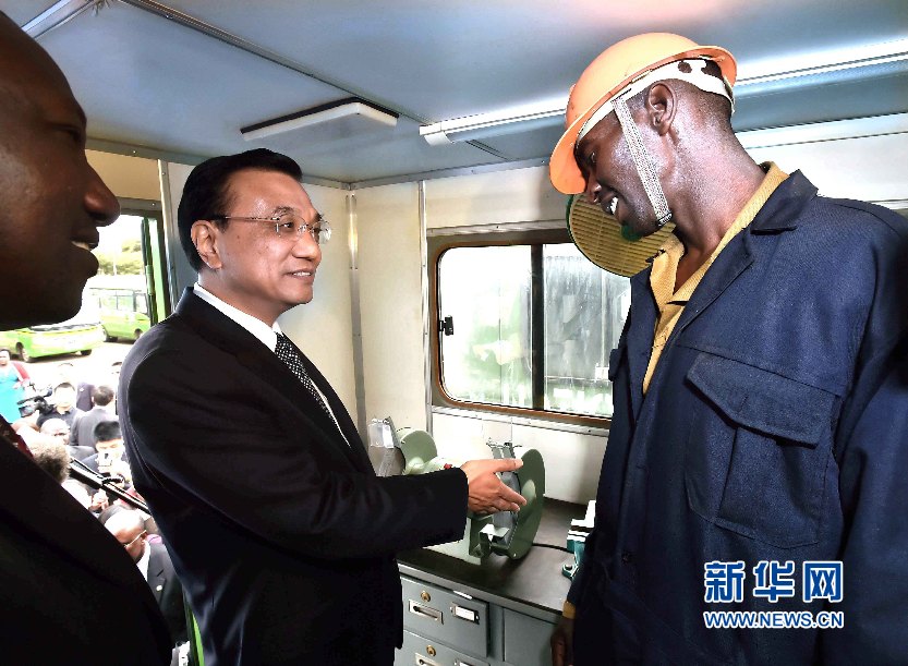 5月11日，國(guó)務(wù)院總理李克強(qiáng)參觀肯尼亞國(guó)家青年服務(wù)隊(duì)。這是李克強(qiáng)與服務(wù)隊(duì)隊(duì)員親切交談。 新華社記者 李濤 攝