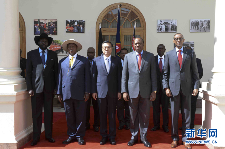 這是李克強在簽字儀式后參加集體合影。新華社記者李學(xué)仁攝