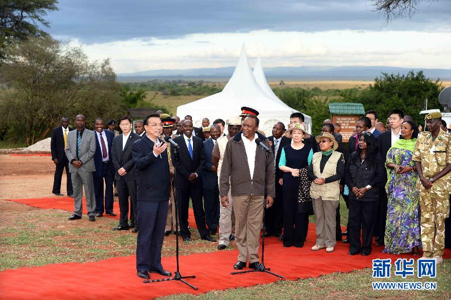 5月10日，國務院總理李克強與肯尼亞總統(tǒng)肯雅塔共同參觀肯尼亞內(nèi)羅畢國家公園焚燒象牙紀念地，并對中外記者發(fā)表講話?？夏醽喐笨偨y(tǒng)魯托陪同參觀。新華社記者 李濤 攝 
