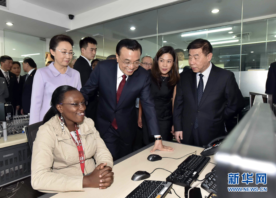 5月11日，中國國務(wù)院總理李克強(qiáng)在肯尼亞首都內(nèi)羅畢看望并慰問中央電視臺非洲分臺員工。 新華社記者 李濤 攝 