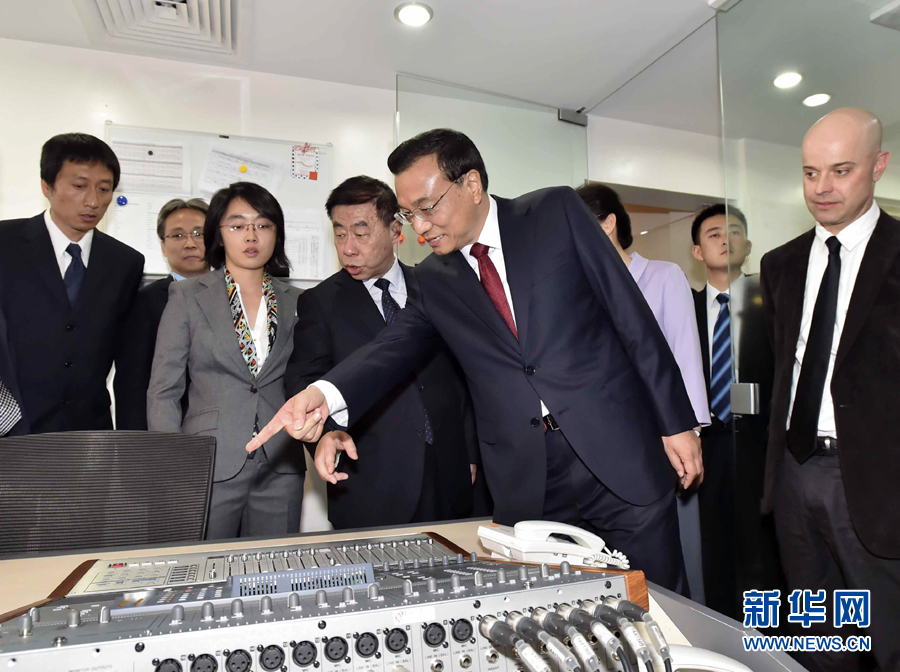 5月11日，中國國務(wù)院總理李克強(qiáng)在肯尼亞首都內(nèi)羅畢看望并慰問中央電視臺非洲分臺員工。 新華社記者 李濤 攝 