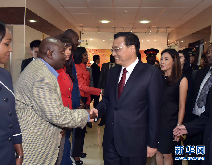 5月11日，中國國務(wù)院總理李克強(qiáng)在肯尼亞首都內(nèi)羅畢看望并慰問中央電視臺非洲分臺員工。 新華社記者 李濤 攝 