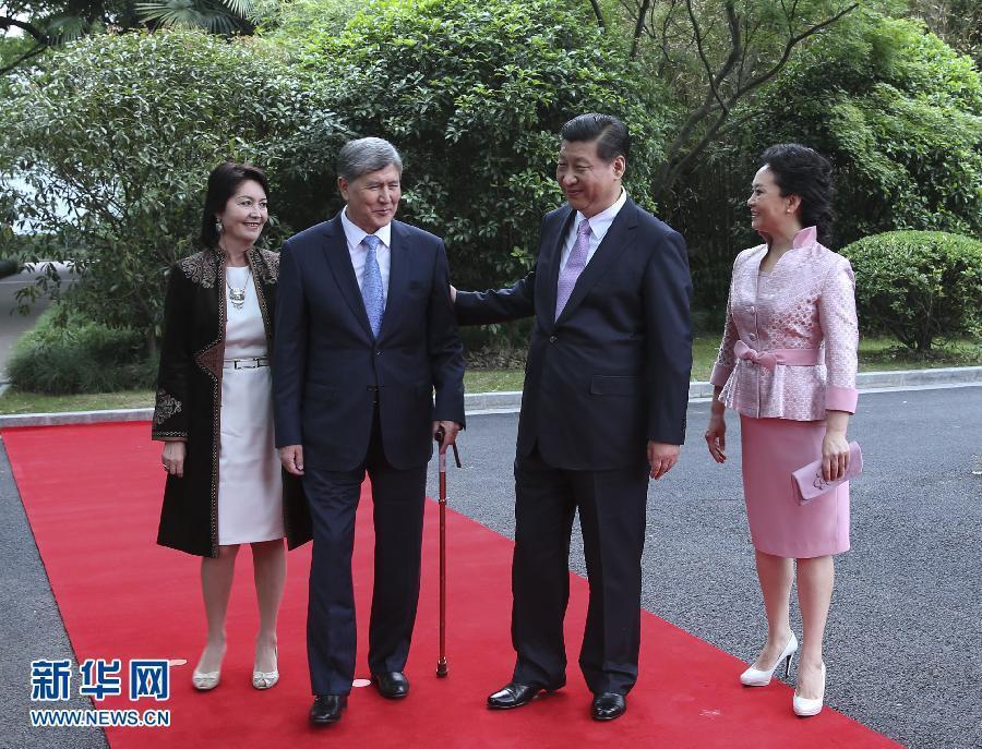 會(huì)談前，習(xí)近平在上海西郊會(huì)議中心廣場(chǎng)為阿坦巴耶夫舉行歡迎儀式。新華社記者 蘭紅光 攝 