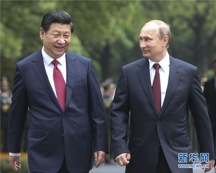 這是會(huì)談前，習(xí)近平在上海西郊會(huì)議中心廣場(chǎng)為普京舉行歡迎儀式。新華社記者 蘭紅光 攝 