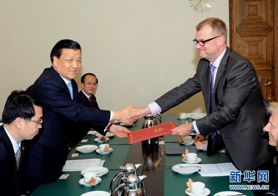 6月12日，中共中央政治局常委、中央書記處書記劉云山在赫爾辛基會見芬蘭中間黨主席西皮萊。 新華社記者饒愛民攝