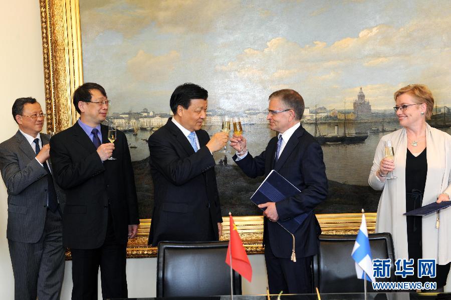 6月13日，中共中央政治局常委、中央書記處書記劉云山在赫爾辛基與赫爾辛基市長帕尤寧共同出席中芬有關文化藝術合作及交流活動的諒解備忘錄簽字儀式。新華社記者饒愛民攝 