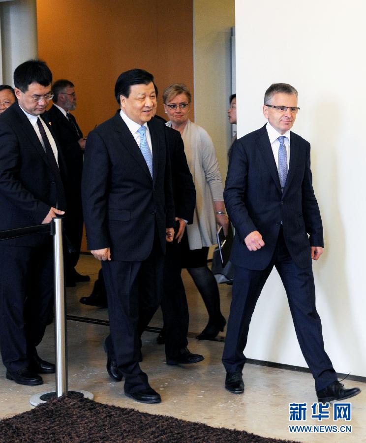 6月13日，中共中央政治局常委、中央書記處書記劉云山在赫爾辛基與赫爾辛基市長帕尤寧共同出席中芬有關文化藝術合作及交流活動的諒解備忘錄簽字儀式。新華社記者饒愛民攝