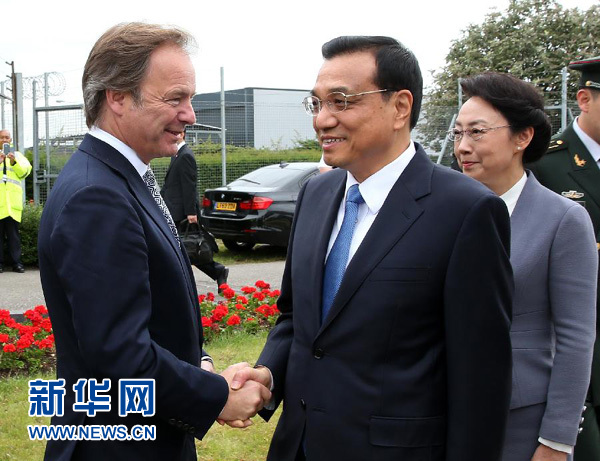 6月16日，應(yīng)英國首相卡梅倫邀請，國務(wù)院總理李克強乘專機抵達倫敦希思羅機場，開始對英國進行正式訪問。李克強總理夫人程虹同機抵達。這是英國政府高級官員到機場迎接李克強總理和夫人。新華社記者 龐興雷 攝