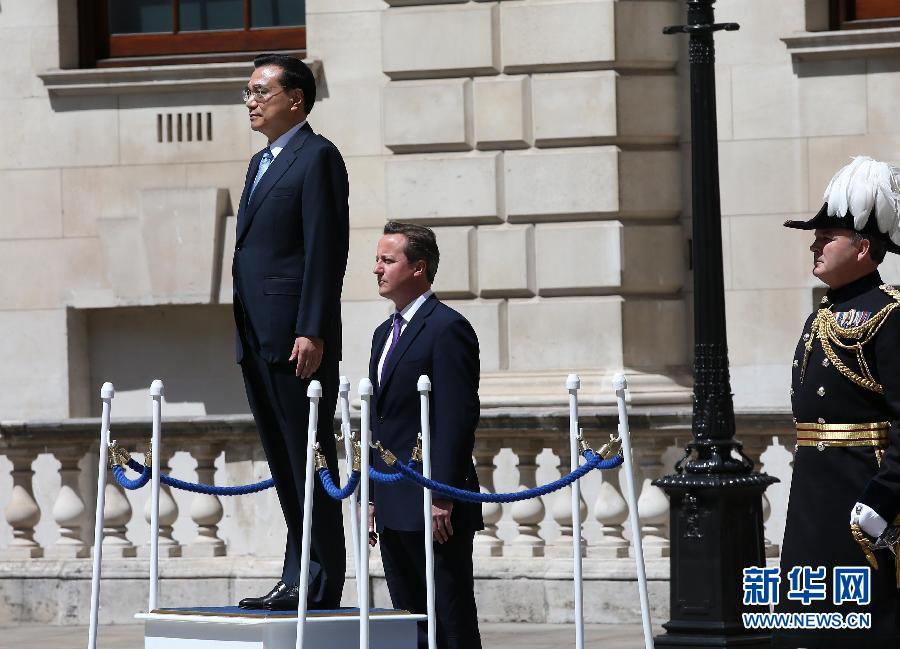 6月17日，中國國務(wù)院總理李克強在倫敦唐寧街10號首相府同英國首相卡梅倫舉行中英總理年度會晤。這是會晤前，卡梅倫為李克強舉行隆重的歡迎儀式。新華社記者 龐興雷 攝 