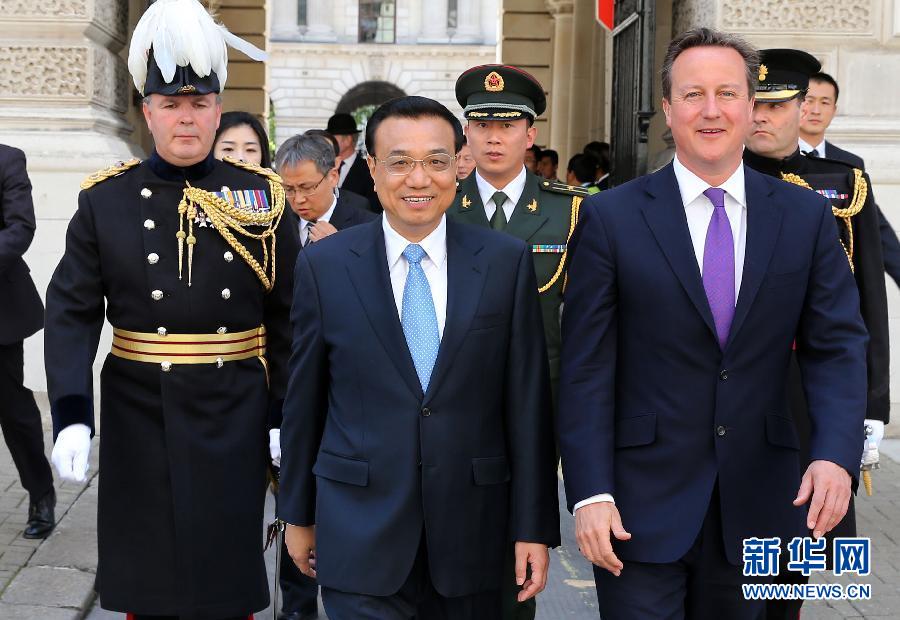 6月17日，中國國務(wù)院總理李克強在倫敦唐寧街10號首相府同英國首相卡梅倫舉行中英總理年度會晤。新華社記者 龐興雷 攝
