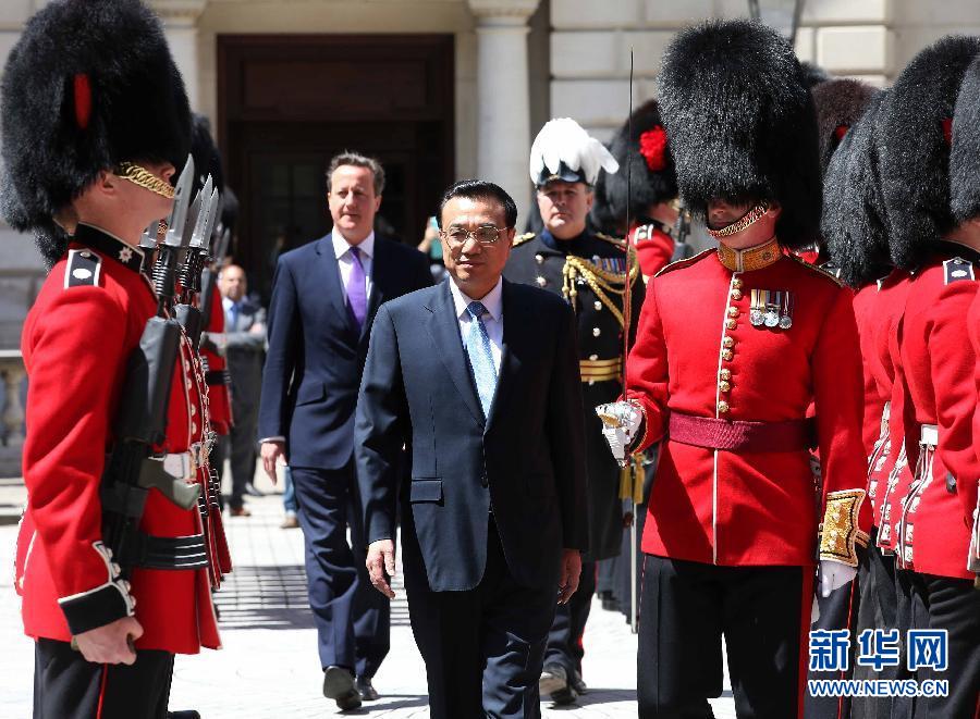 6月17日，國務(wù)院總理李克強在倫敦唐寧街10號首相府同英國首相卡梅倫舉行中英總理年度會晤。這是會晤前，卡梅倫為李克強舉行隆重的歡迎儀式。新華社記者 龐興雷 攝