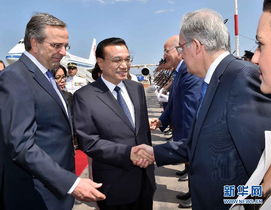 6月19日，國務(wù)院總理李克強乘專機抵達雅典國際機場，開始對希臘進行正式訪問。希臘總理薩馬拉斯在機場為李克強舉行隆重的歡迎儀式。新華社記者 李濤 攝