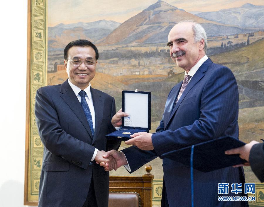 6月19日，國(guó)務(wù)院總理李克強(qiáng)在希臘議會(huì)大廈會(huì)見希臘議長(zhǎng)米馬拉基斯。這是會(huì)見前，米馬拉基斯代表希臘議會(huì)向李克強(qiáng)授予議會(huì)金質(zhì)勛章。新華社記者 王曄 攝