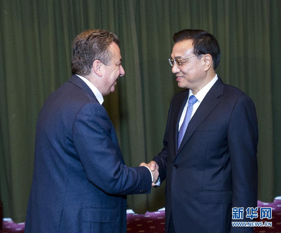 6月21日，國務(wù)院總理李克強(qiáng)在希臘克里特省首府伊拉克利翁會見省長阿爾納烏塔基斯。 新華社記者 王曄 攝 