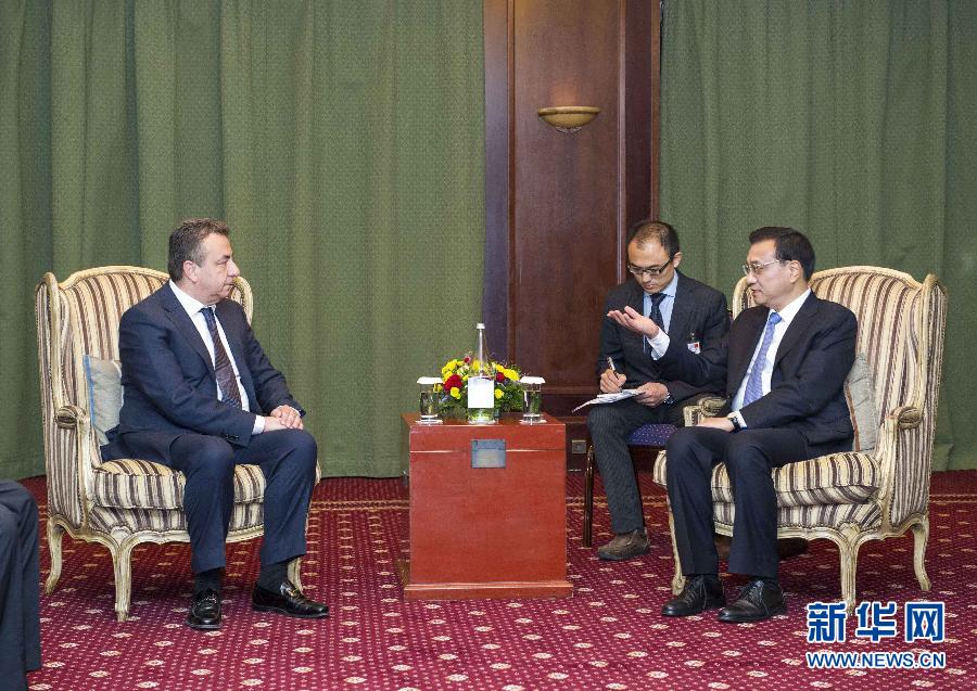 6月21日，國務(wù)院總理李克強(qiáng)在希臘克里特省首府伊拉克利翁會見省長阿爾納烏塔基斯。 新華社記者 王曄 攝