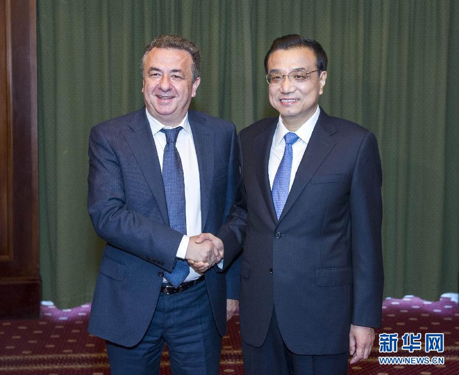 6月21日，國務(wù)院總理李克強(qiáng)在希臘克里特省首府伊拉克利翁會見省長阿爾納烏塔基斯。 新華社記者 王曄 攝