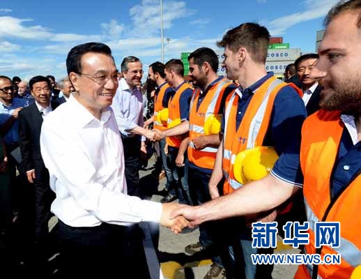 6月20日，國務(wù)院總理李克強與希臘總理薩馬拉斯共同考察中國遠洋運輸集團比雷埃夫斯集裝箱碼頭。這是李克強和薩馬拉斯來到3號碼頭，同碼頭工人親切交流。新華社記者 李濤 攝 