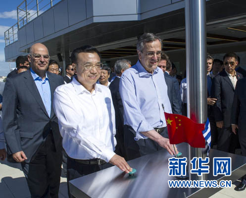 這是李克強與薩馬拉斯共同發(fā)出指令，一列滿載中國貨物的列車緩緩駛出比雷埃夫斯港，開往中東歐目的地。新華社記者 王曄 攝