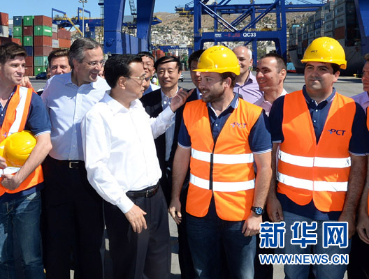 6月20日，國務(wù)院總理李克強與希臘總理薩馬拉斯共同考察中國遠洋運輸集團比雷埃夫斯集裝箱碼頭。這是李克強和薩馬拉斯來到3號碼頭，同碼頭工人親切交流。新華社記者 李濤 攝