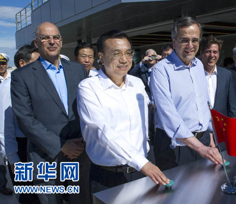 這是李克強與薩馬拉斯共同發(fā)出指令，一列滿載中國貨物的列車緩緩駛出比雷埃夫斯港，開往中東歐目的地。新華社記者 王曄 攝