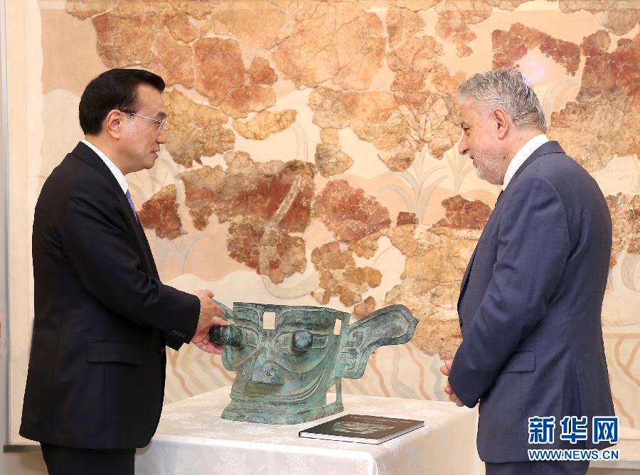 6月21日，國務(wù)院總理李克強(qiáng)與希臘總理薩馬拉斯共同出席希臘伊拉克利翁博物館新館開館儀式并發(fā)表講話。這是李克強(qiáng)向伊拉克利翁博物館贈(zèng)送三星堆出土文物復(fù)制品。新華社記者 龐興雷 攝 