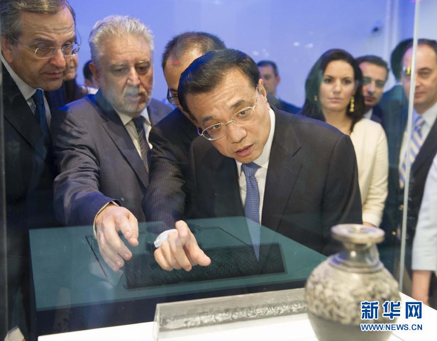  6月21日，國務(wù)院總理李克強(qiáng)與希臘總理薩馬拉斯共同出席希臘伊拉克利翁博物館新館開館儀式并發(fā)表講話。這是李克強(qiáng)在參觀博物館展品。新華社記者 黃敬文 攝 