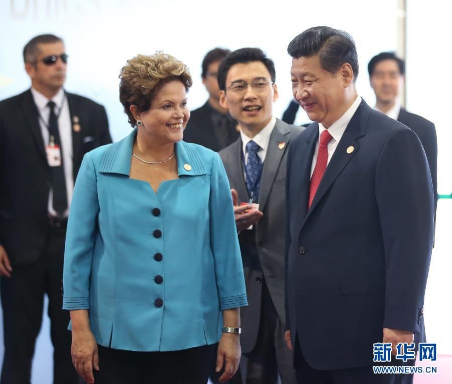7月15日，國家主席習近平在巴西福塔萊薩出席金磚國家領導人第六次會晤。這是巴西總統(tǒng)羅塞夫迎接習近平主席。 新華社記者 蘭紅光 攝 